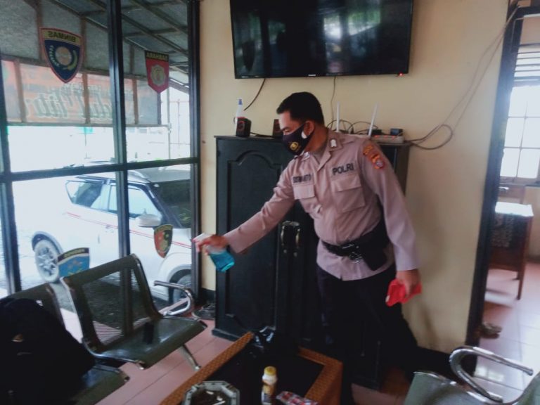 Giat Personil Polsek Kapuas Timur Melaksanakan Penyemprotan Disentfektan dalam rangka Mencegah Penularan Covid 19 di Mako Polsek Kapuas Timur