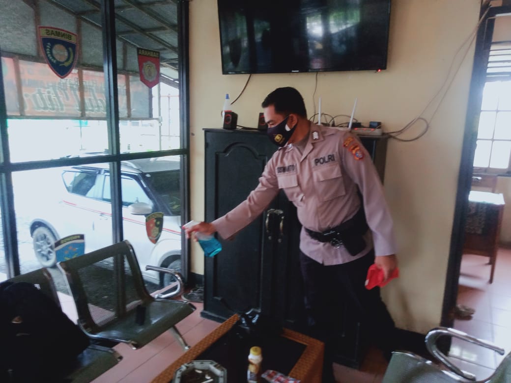 Giat Personil Polsek Kapuas Timur Melaksanakan Penyemprotan Disentfektan dalam rangka Mencegah Penularan Covid 19 di Mako Polsek Kapuas Timur