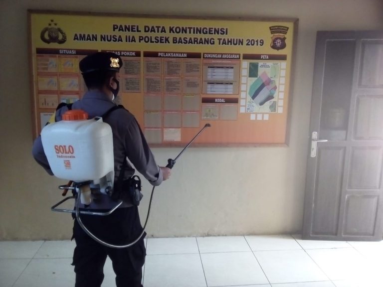 Giat Rutin Penyemprotan Cairan Disentfektan Untuk Mencegah Penyebaran Virus Covid-19 di Wilkum Polres Basarang