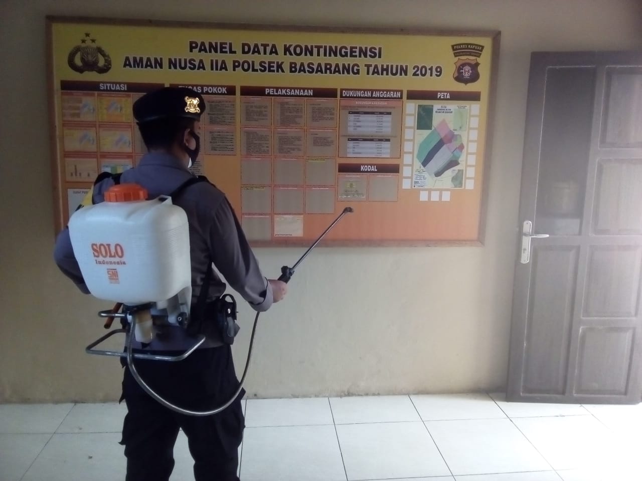 Giat Rutin Penyemprotan Cairan Disentfektan Untuk Mencegah Penyebaran Virus Covid-19 di Wilkum Polres Basarang