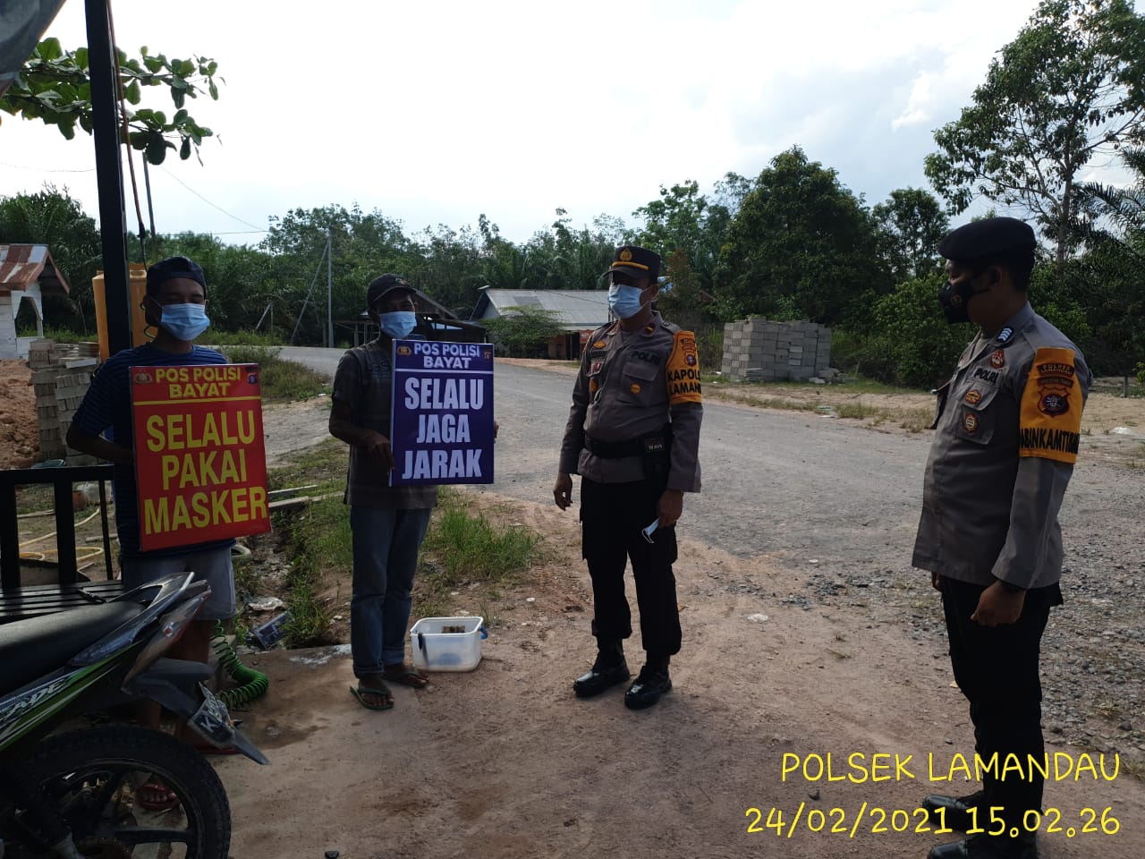Giliran Batu slipi, Polsek Lamandau bagikan masker kepada warganya