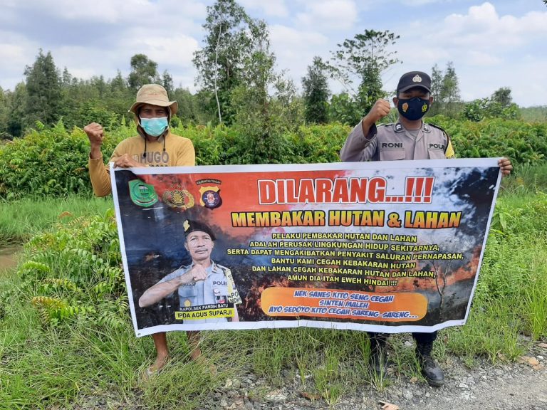 Ini Yang di lakukan Briptu Roni Abdullah Dalam Membrikan Himbauan Tentang Karhutla dan Antisipasi Covid-19 Kepada Warga Desa Binaannya