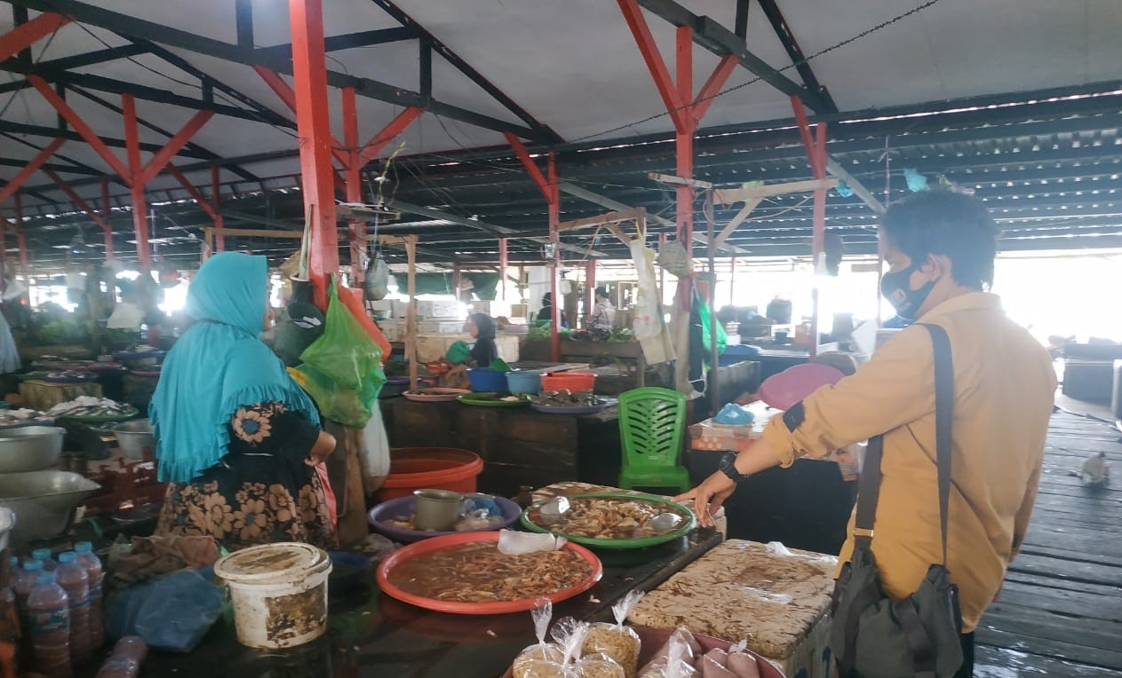 Jaga Stabilitas Bahan Pangan, Satreskrim Polres Seruyan Cek Stok Bahan Pangan di Pasar Saik Kuala Pembuang