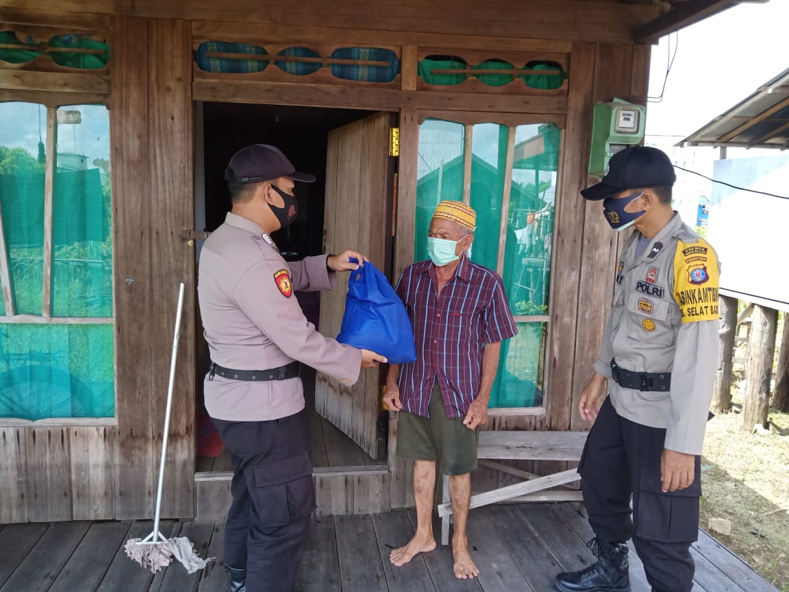 Jumat Berkah, Polsek Karau Kuala Salurkan Bantuan Sosial Rawan Pangan Pada Masyarakat