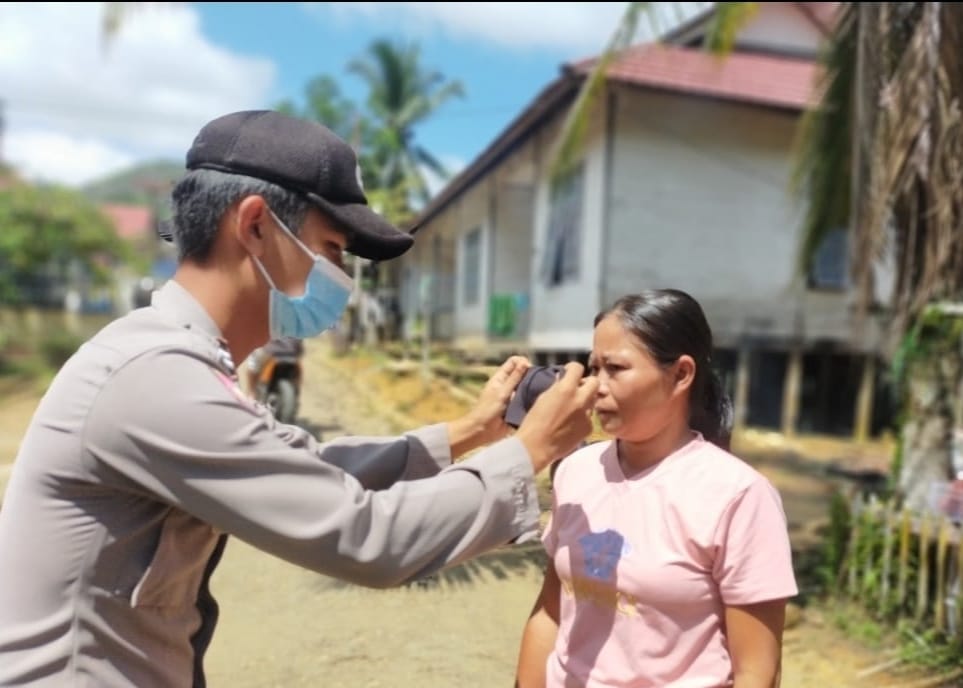 Jumpai Warga Di Jalan, Bhabinkamtibmas Kelurahan Tumbang Lahung Bagi Masker Gratis