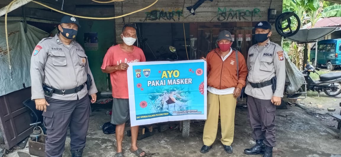 KBO Sat Binmas Polres Pulang Pisau Sambang Dan memberikan masker ke Warga Masyarakat
