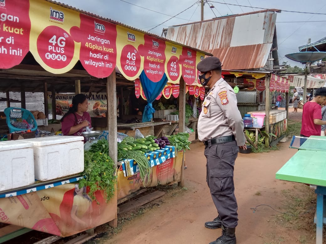 Kanit Patroli Polsek Antang Kalang Rutin Melaksanakan Patroli Di Sekitar Pasar Tumbang Kalang Untuk Pantau Kerumunan