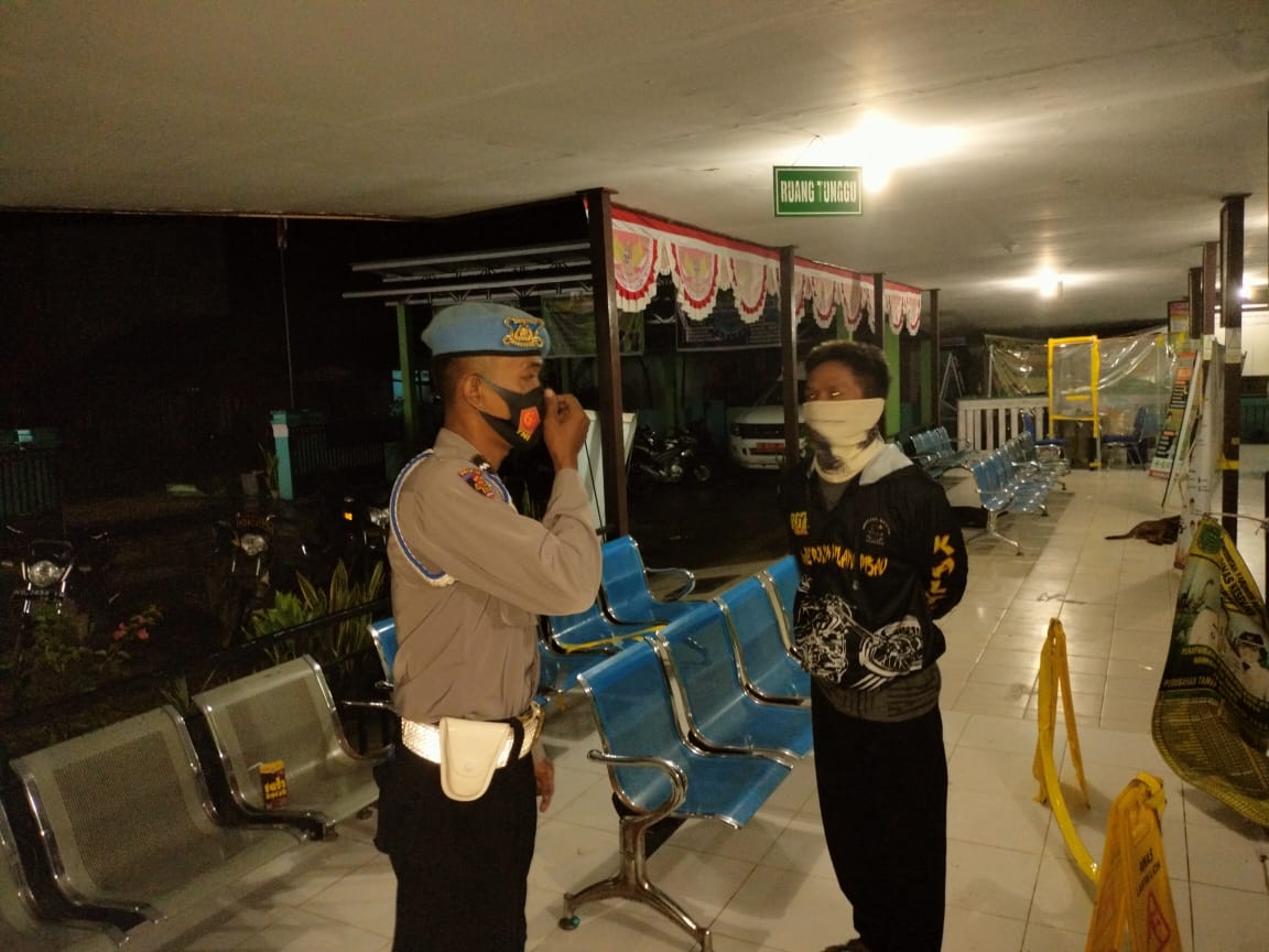 Kanit Provost Polsek Pandih Batu Sambang dan Sampaikan Prokes 3M Kepada Warga Pandih Batu