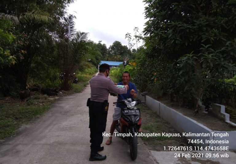 Kanit Sabhara Polsek Timpah Bagikan Masker Kepada Masyarakat