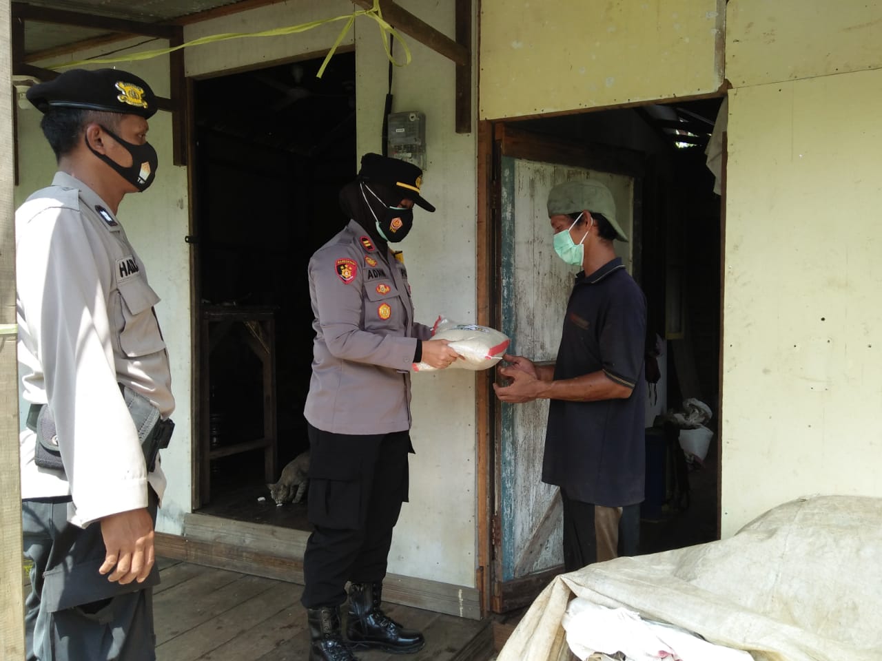 Kapolsek Kapuas Timur Berikan Tali Asih Kepada Warga yang Terdampak Covid-19 di Desa Anjir Serapat Barat