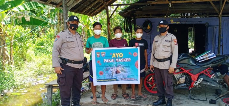 Kbo Sat Binmas Beserta Anggota Sat Binmas Polres Pulang Pisau Sosialisasi Penggunaan masker