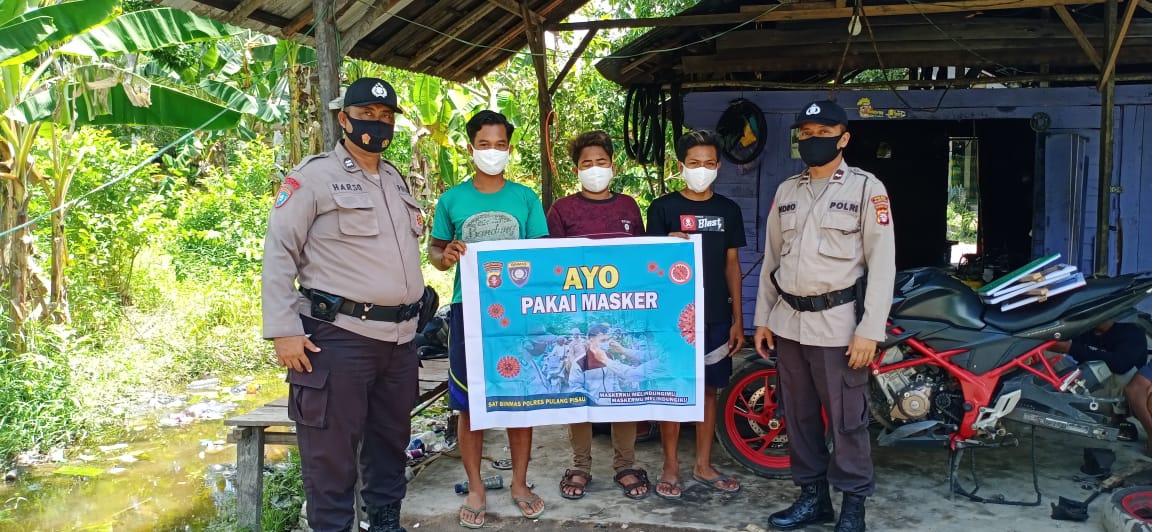 Kbo Sat Binmas Beserta Anggota Sat Binmas Polres Pulang Pisau Sosialisasi Penggunaan masker