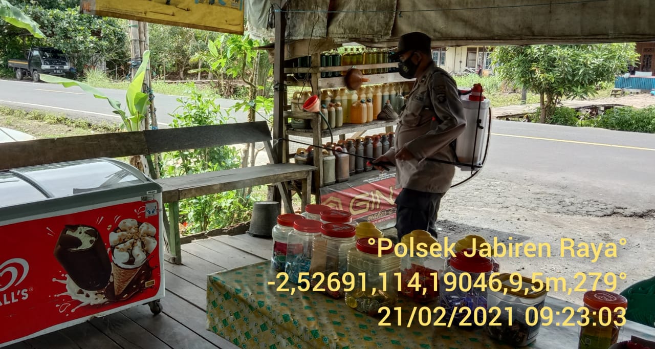 Kembali Personil Polsek Jabiren Raya Laksanakan Penyemprotan Cairan Desinfektan Pada Fasilitas Umum