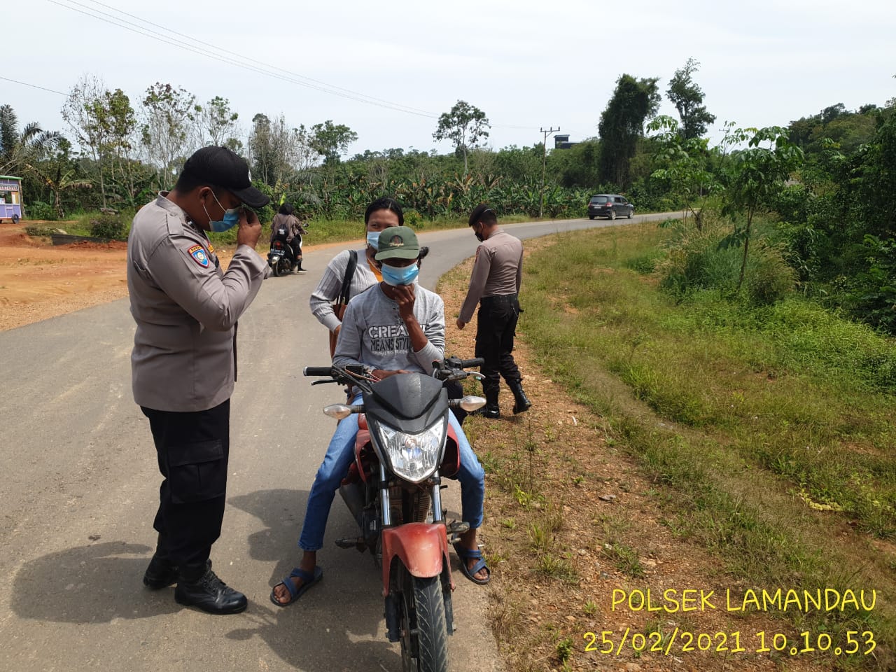 Lindungi Warganya, Polsek Lamandau Bagikan Masker Kepada Masyarakat