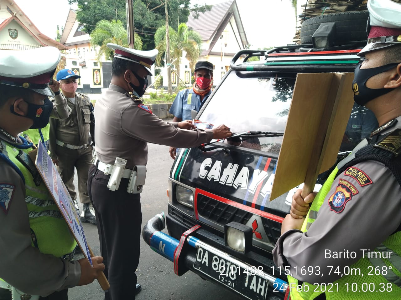 Melalui Pemasangan Stiker,
