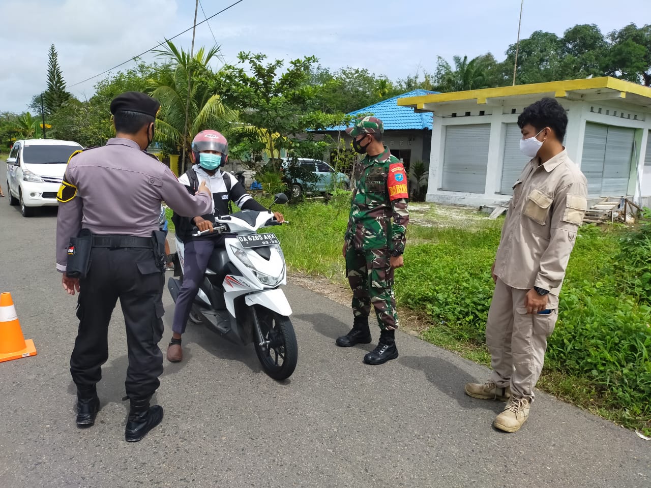 Operasi Yustisi Pagi Hari, Polsek Kapuas Barat Tegur Pengendara Yang Tidak Mematuhi Protokol Kesehatan