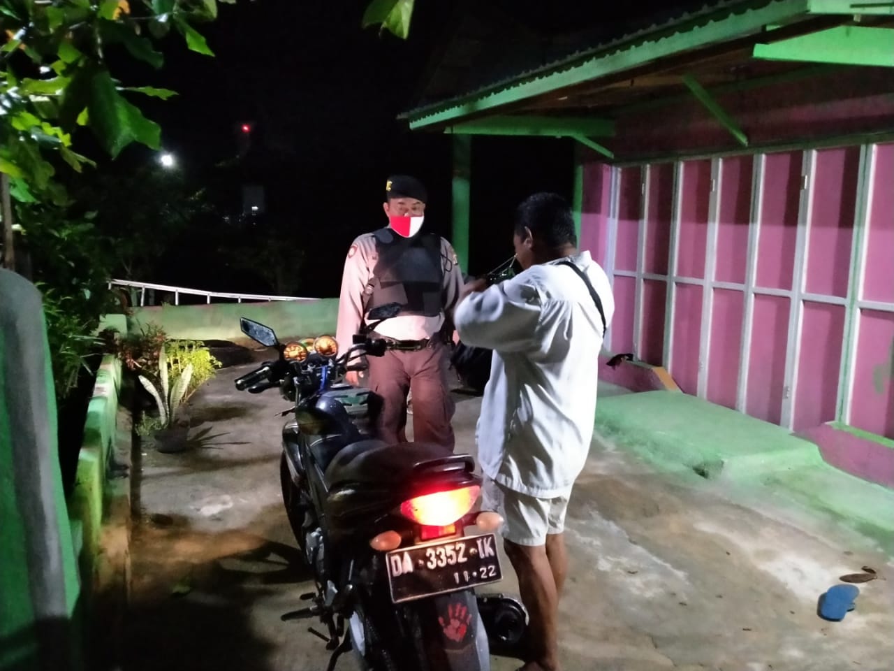 Patroli Malam Hari, Polsek Kapuas Kuala Imbau Warga Untuk Bersama Jaga Kamtibmas