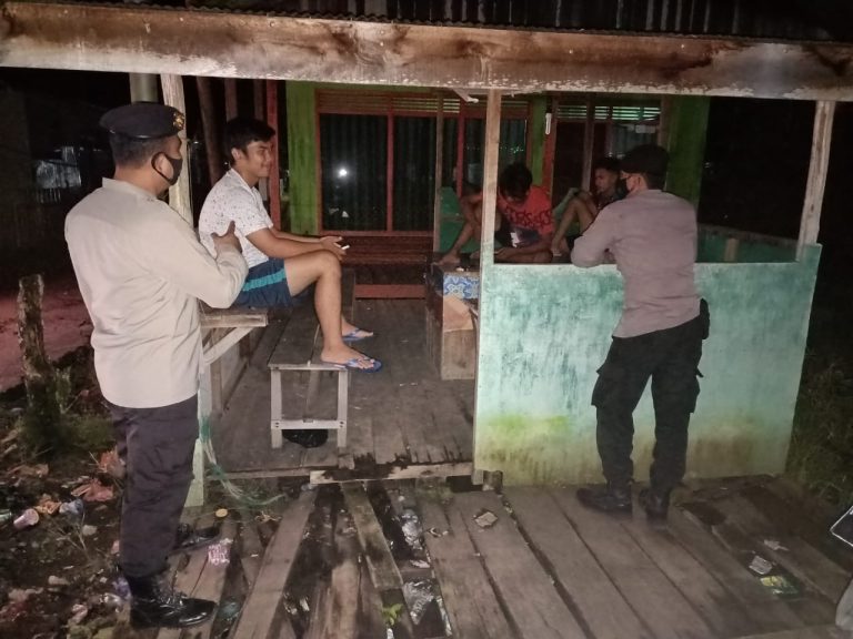 Patroli Malam Hari, Polsek Mantangai Berikan Imbauan Kamtibmas Kepada Pemuda Yang Nongkrong
