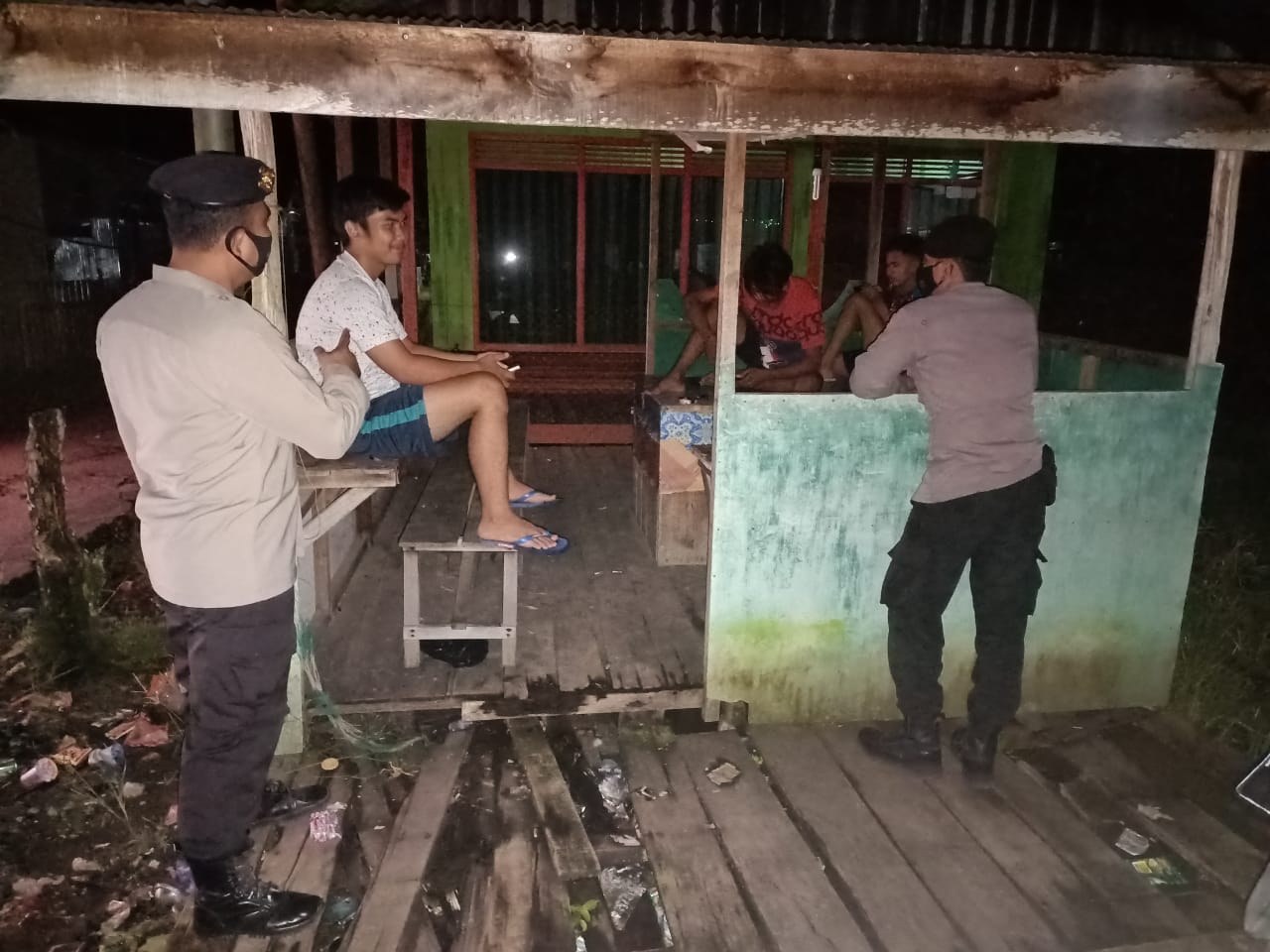 Patroli Malam Hari, Polsek Mantangai Berikan Imbauan Kamtibmas Kepada Pemuda Yang Nongkrong