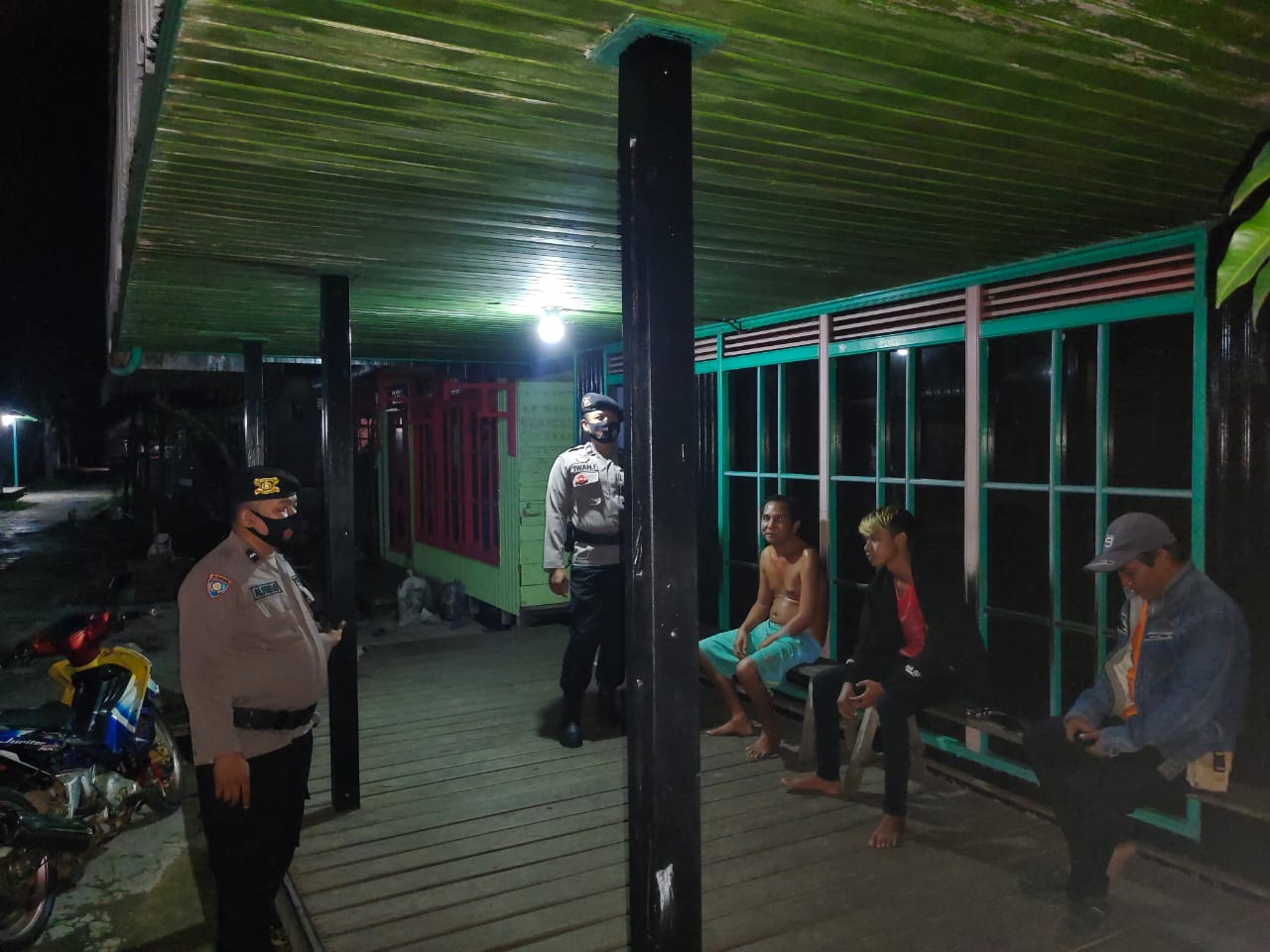 Patroli Malam, Polsek Mantangai Tegur Warga yang Tidak Memakai Masker