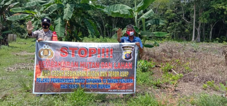 Patroli Pencegahan Karhutla, Personel Polsek Dusut Gencar Berikan Edukasi Melalui Spanduk