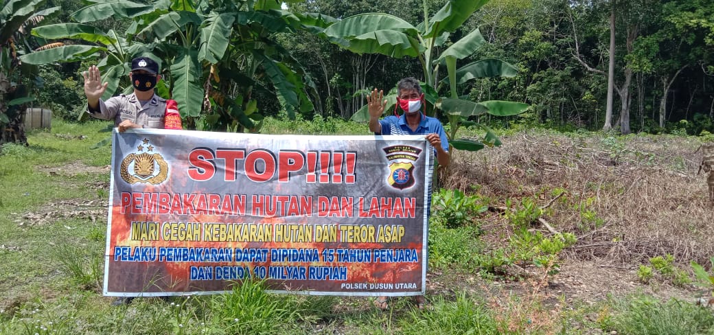 Patroli Pencegahan Karhutla, Personel Polsek Dusut Gencar Berikan Edukasi Melalui Spanduk