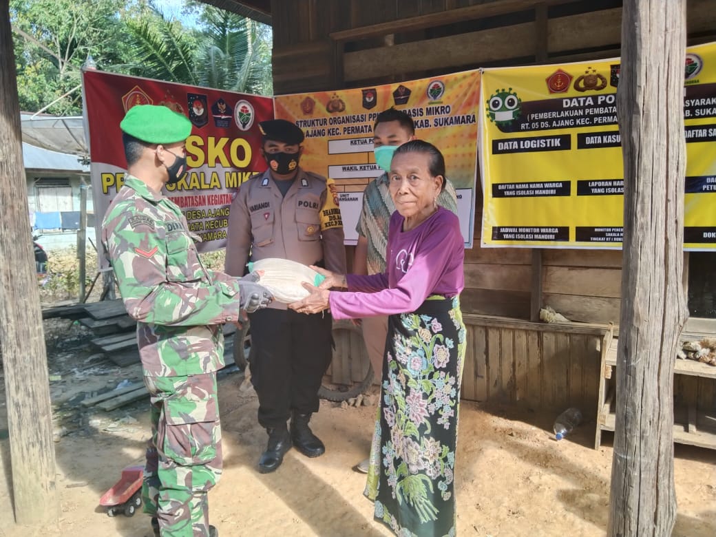 Peduli Warga Binaannya Bhabinkamtibmas Polsek Permata Kecubung Salurkan Bantuan Sembako Beras