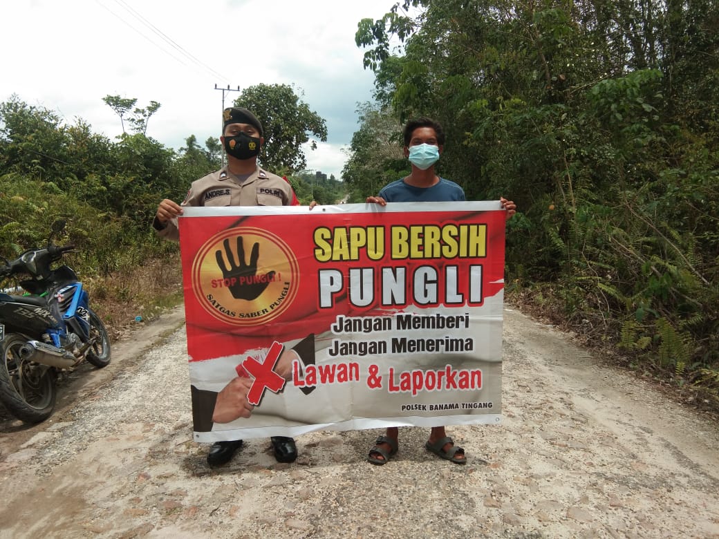 Personel Polsek Banama Tingang Barikan Sosialisasi Tentang Saber Pungli Kepada Masyarakat