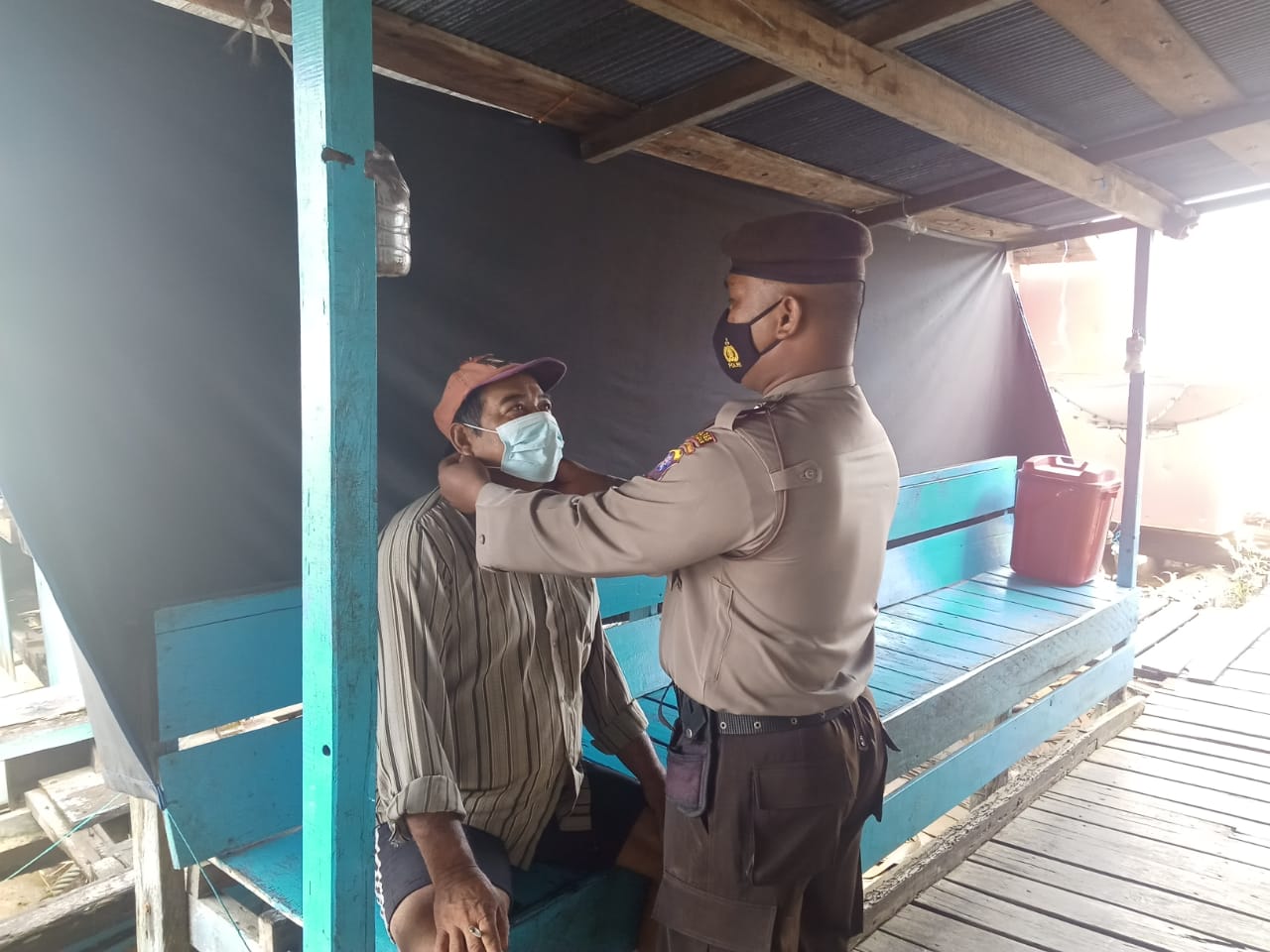 Personel Polsek Mendawai Ingatkan Masyarakat Selalu Gunakan Masker
