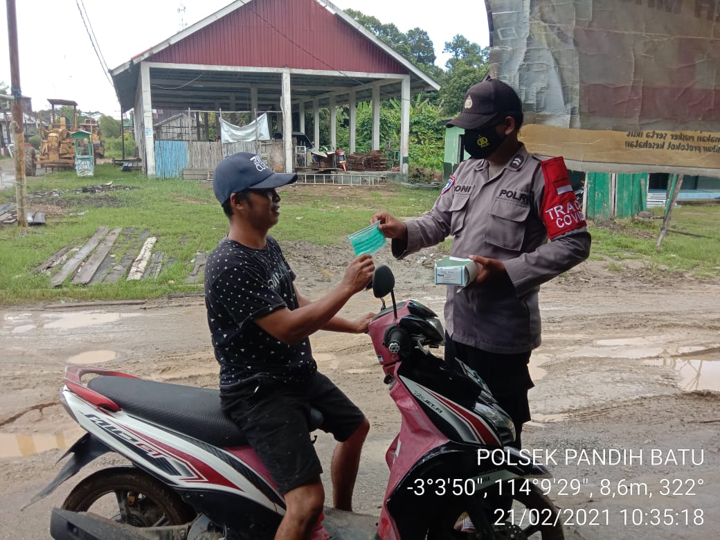 Personel Polsek Pandih Batu Laksanakan Operasi Yustisi dan Bagi-bagi Masker Gratis