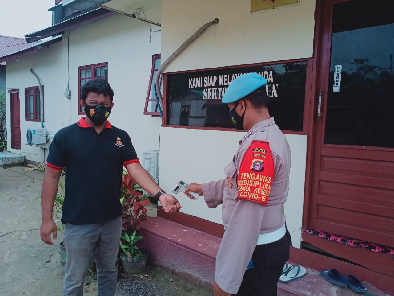 Personil Polsek Jabiren Raya Laksanakan Kegiatan Protokol Kesehatan Sebelum Lakukan Kegiatan Rutin