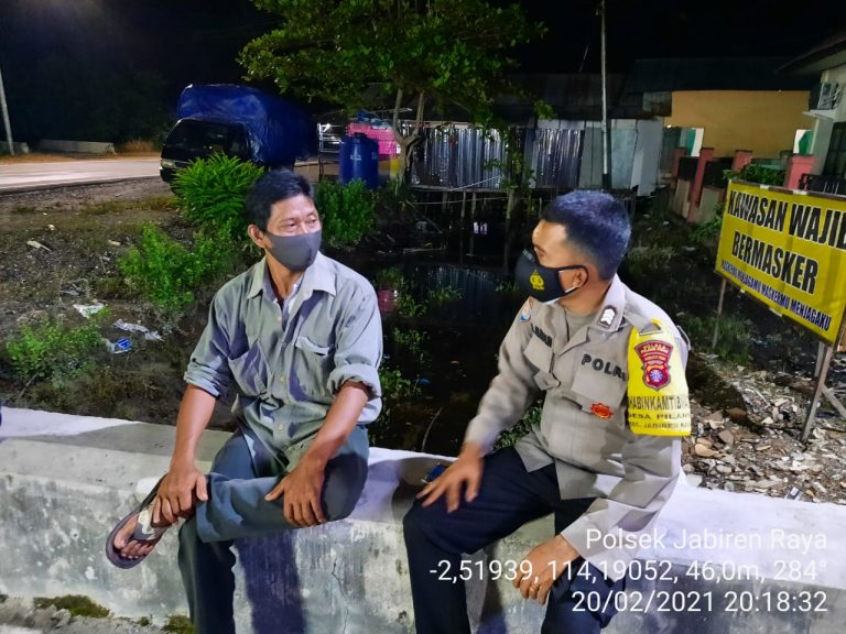 Personil Polsek Jabiren Raya melaksanakan Giat Pendisiplinan Protokol Kesehatan Covid-19 Kepada Masyarakat