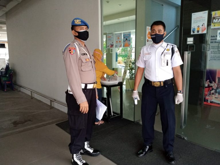 Petugas Polsek KP. Mentaya Sambangi Kantor Perbankan