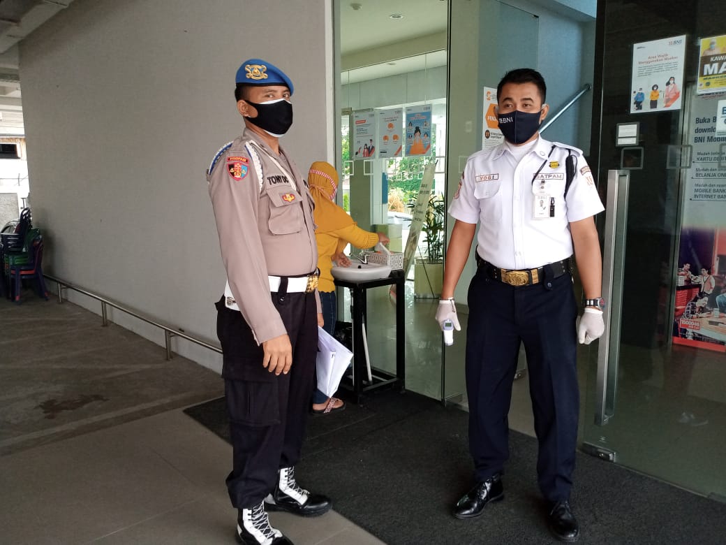 Petugas Polsek KP. Mentaya Sambangi Kantor Perbankan