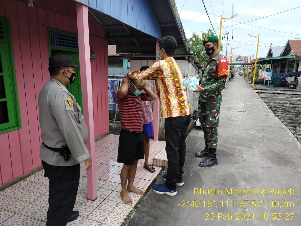 Polsek Arsel Bersama Tiga Pilar Imbau Prokes Dan Bagikan Masker