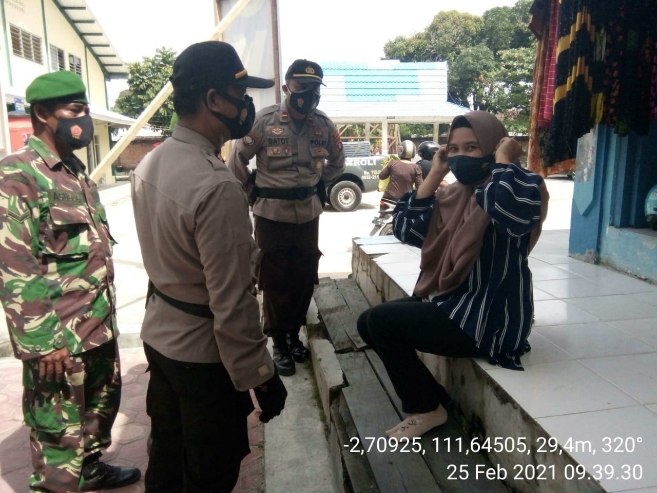 Polsek Arsel Sinergi Dengan Koramil Bagikan Masker Kepada Masyarakat Dalam Kota Pangkalan Bun
