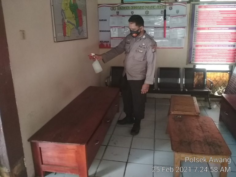 Polsek Awang Laksanakan Sterilisasi Mako Dengan Menyemprotkan Cairan Disinfektan