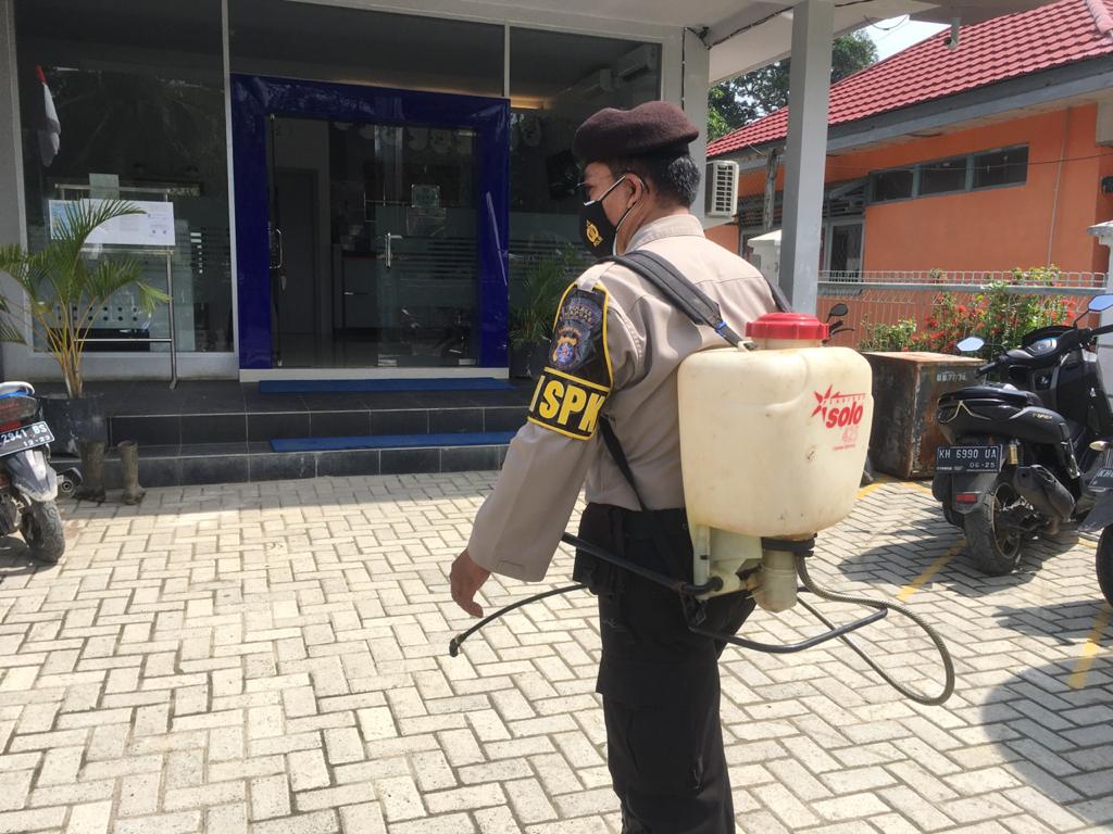 Polsek Kapuas Barat Lakukan Penyemprotan Dalam Rangka Mencegah Penularan Covid-19