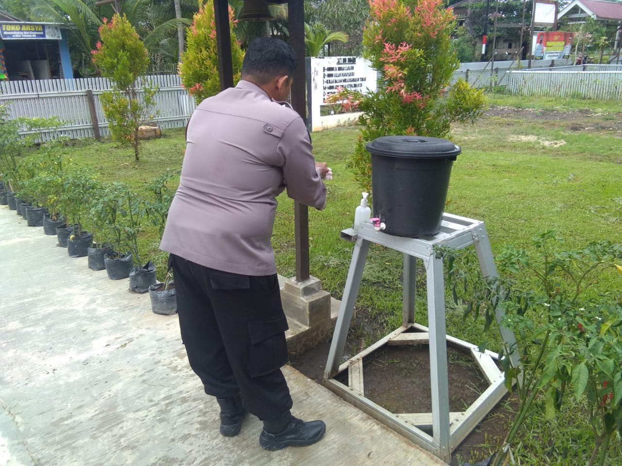 Polsek Kapuas Barat Terapkan Protokol Kesehatan Kepada Tamu Yang Berkunjung Ke Polsek
