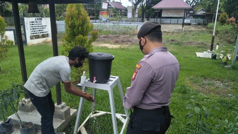 Polsek Kapuas Barat Wajibkan Tamu Cuci Tangan Sebelum Memasuki Mako Polsek