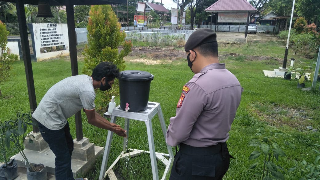 Polsek Kapuas Barat Wajibkan Tamu Cuci Tangan Sebelum Memasuki Mako Polsek