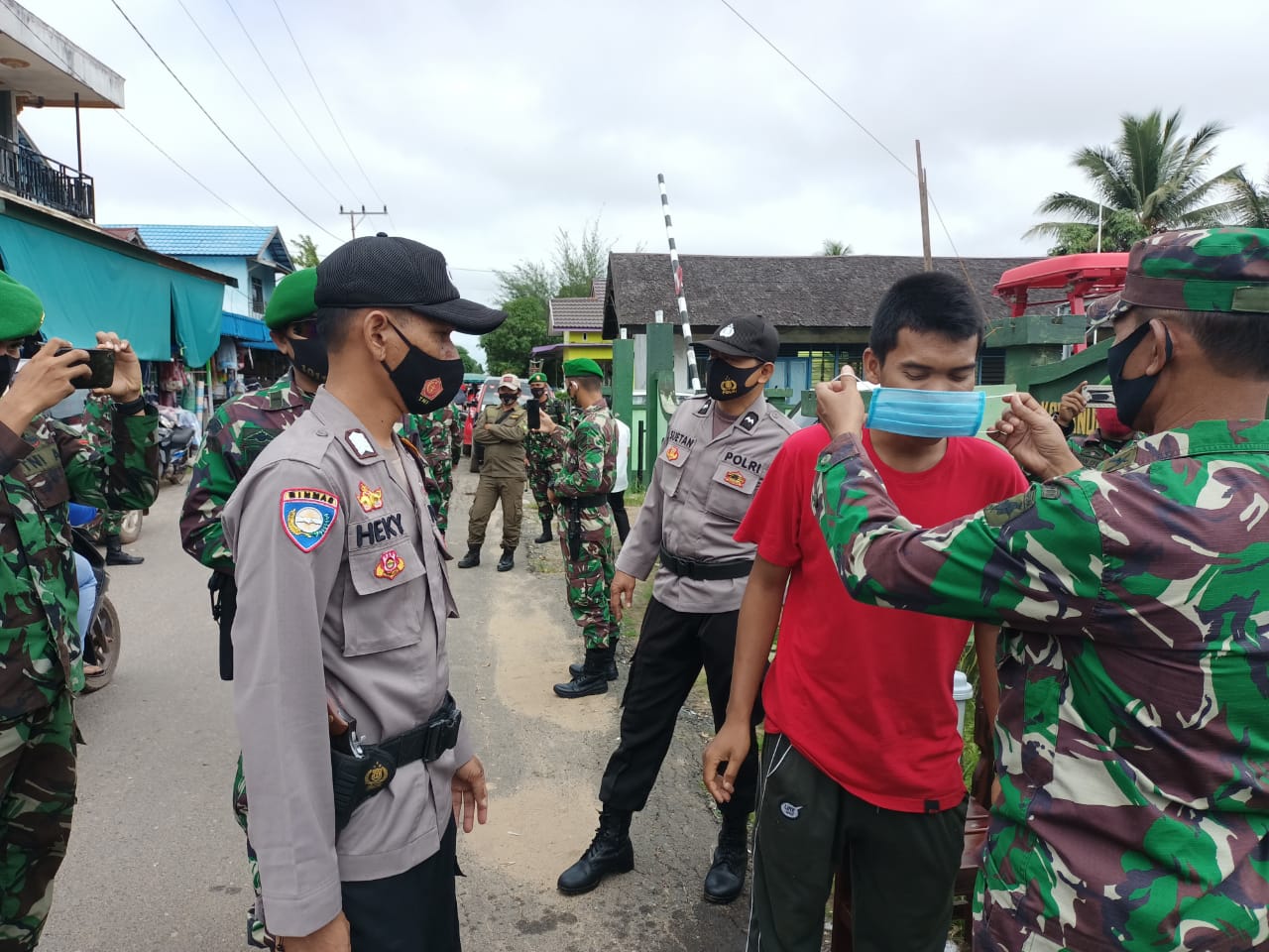 Polsek Kapuas Murung Rutin Gelar Ops Yustisi Dalam Rangka Disiplinkan Protokol Kesehatan Kepada Warga