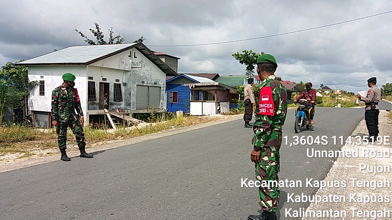 Polsek Kapuas Tengah Dan Koramil 10-11 Giatkan Operasi Yustisi Kepada Pengendara Motor Yang Melintas