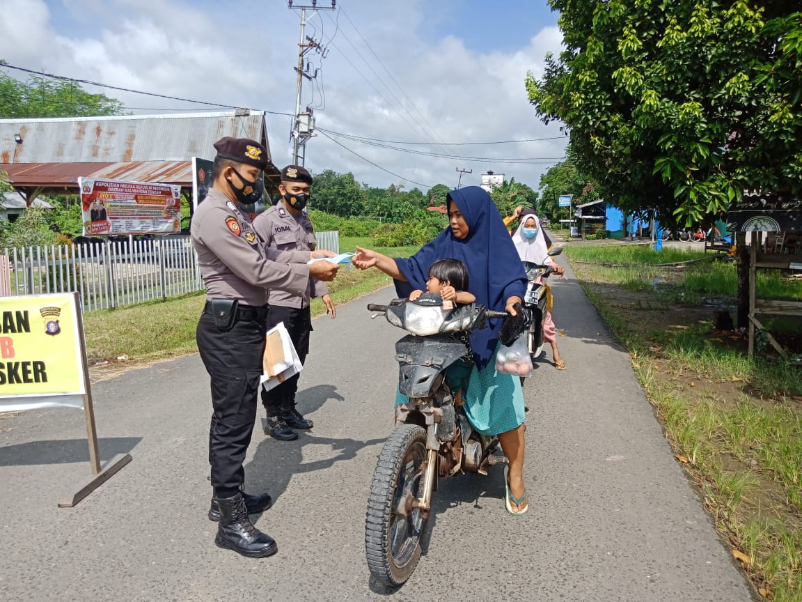 Polsek Maliku Bagikan Masker