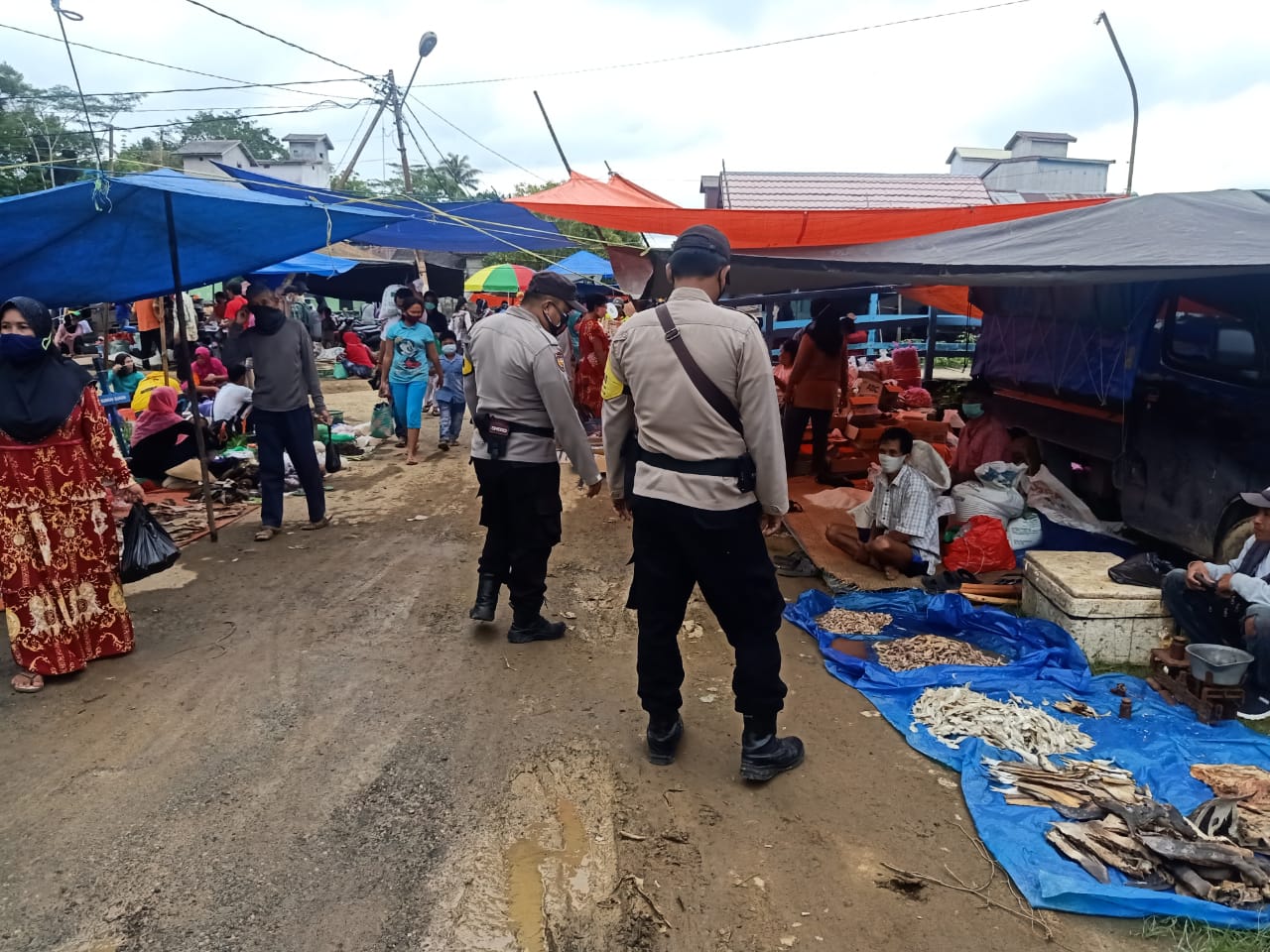 Polsek Pandih Batu Melaksanakan Pam Dan Monitoring Harga Sembako