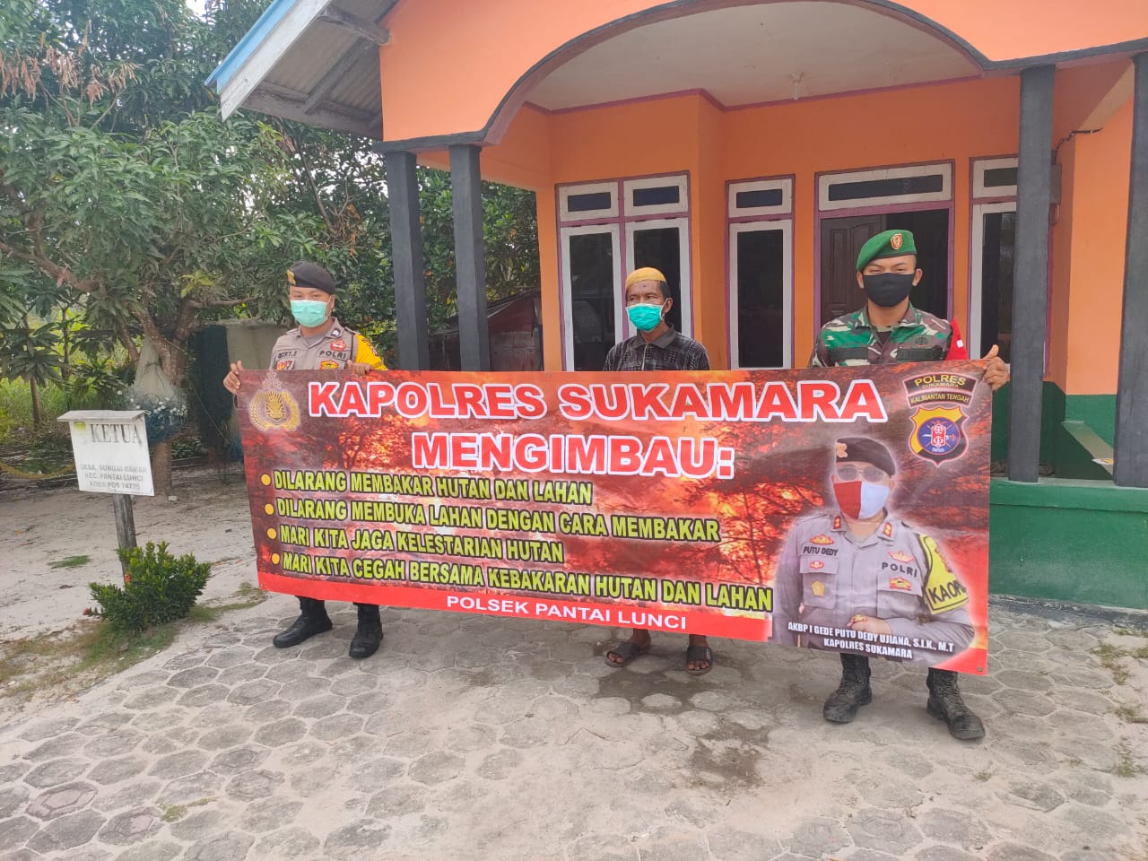 Polsek Pantai Lunci Cegah Terjadinya Karhutla Dengan Sosialisasi Lewat Spanduk