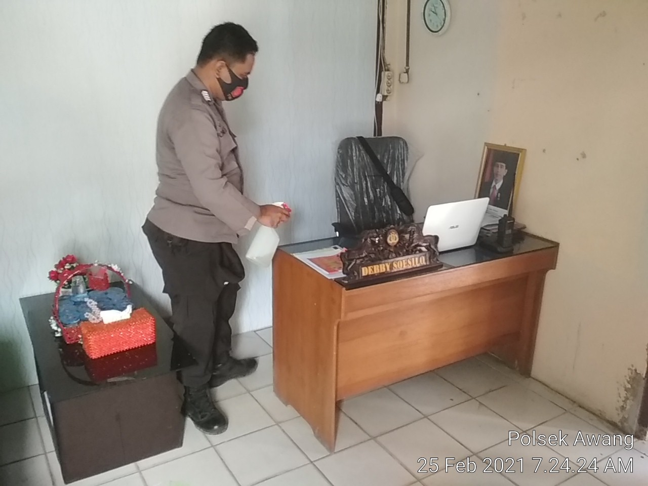 Polsek Patangkep Tutui laksanakan penyemprotan desinfektan di mako menuju Adaptasi kebiasaan baru