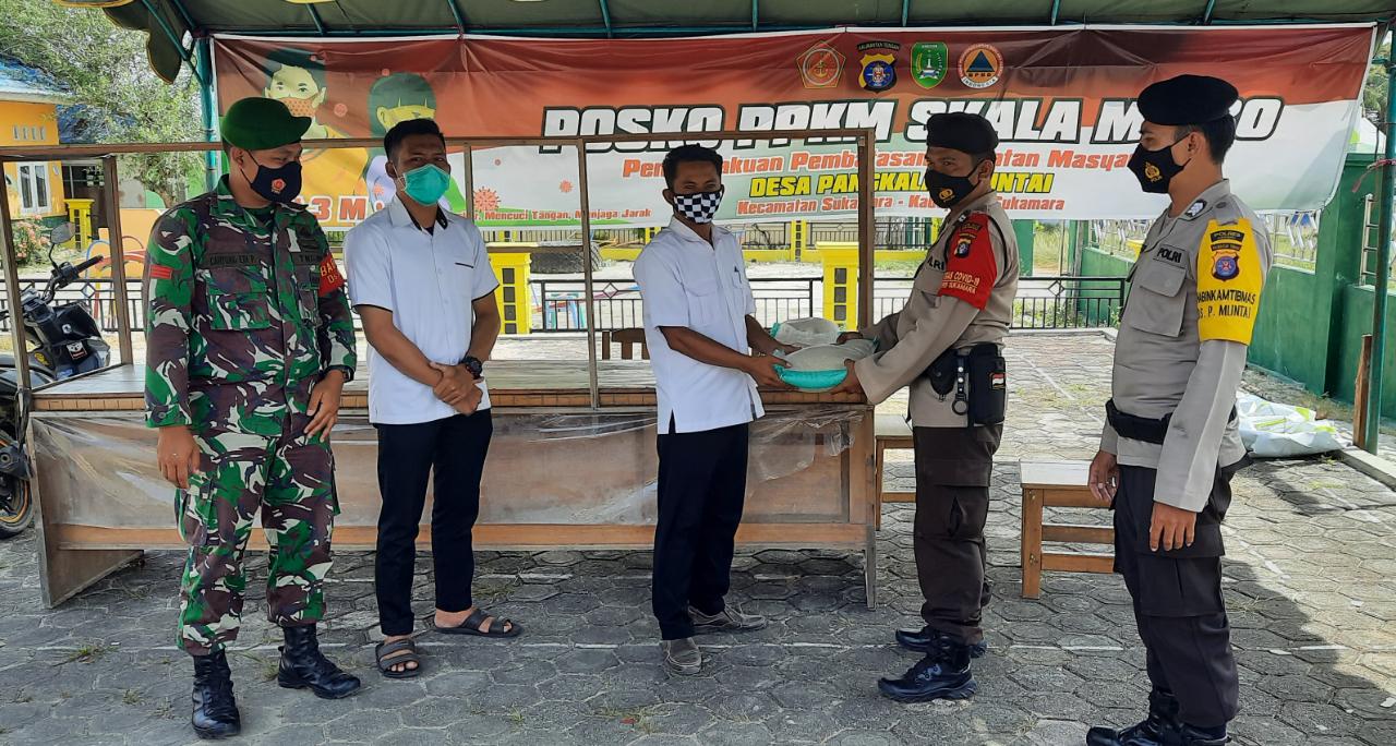 Polsek Sukamara Salurkan Bantuan Sosial Melalui Posko PPKM Wilayah Sukamara