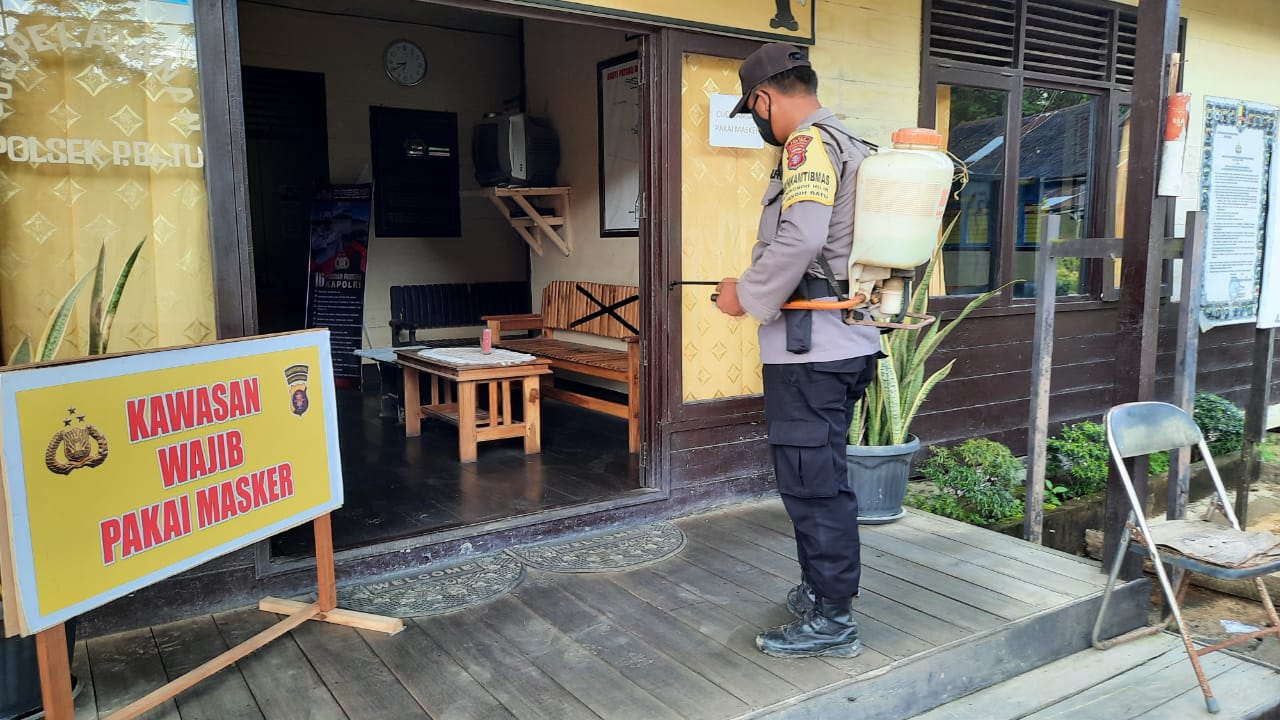 Putus Penyebaran Virus Covid-19, Personel Polsek Pandih Batu Rutin Melaksanakan Penyemprotan Desinfektan