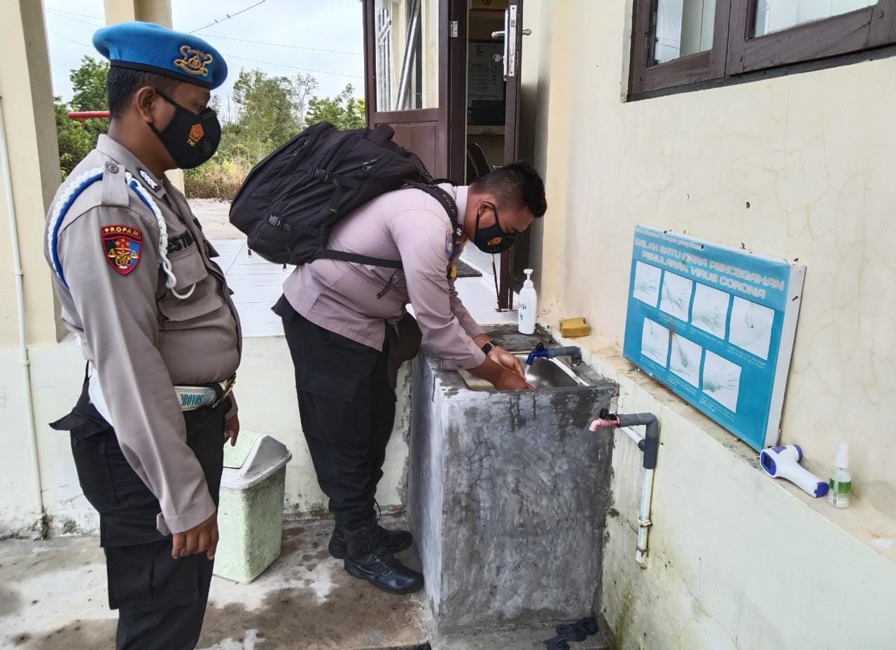 Rutin Awasi Personel Kanit Provos Polsek Kahteng Selalu Terapkan Prokes Cegah Covid-19 Terhadap Personel